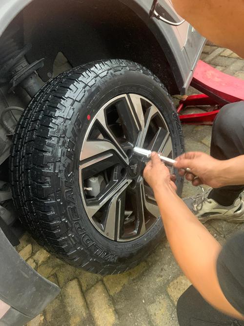 【吉普自由光换轮胎,jeep自由光换轮胎】