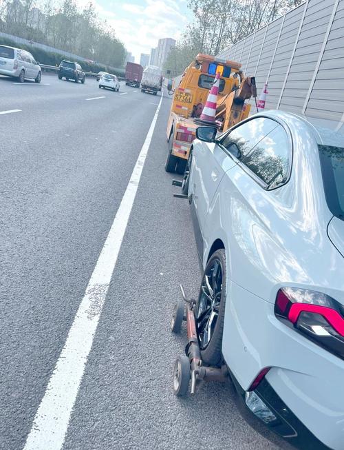 【汽车爆胎保险公司赔吗,汽车爆胎保险公司理赔吗】