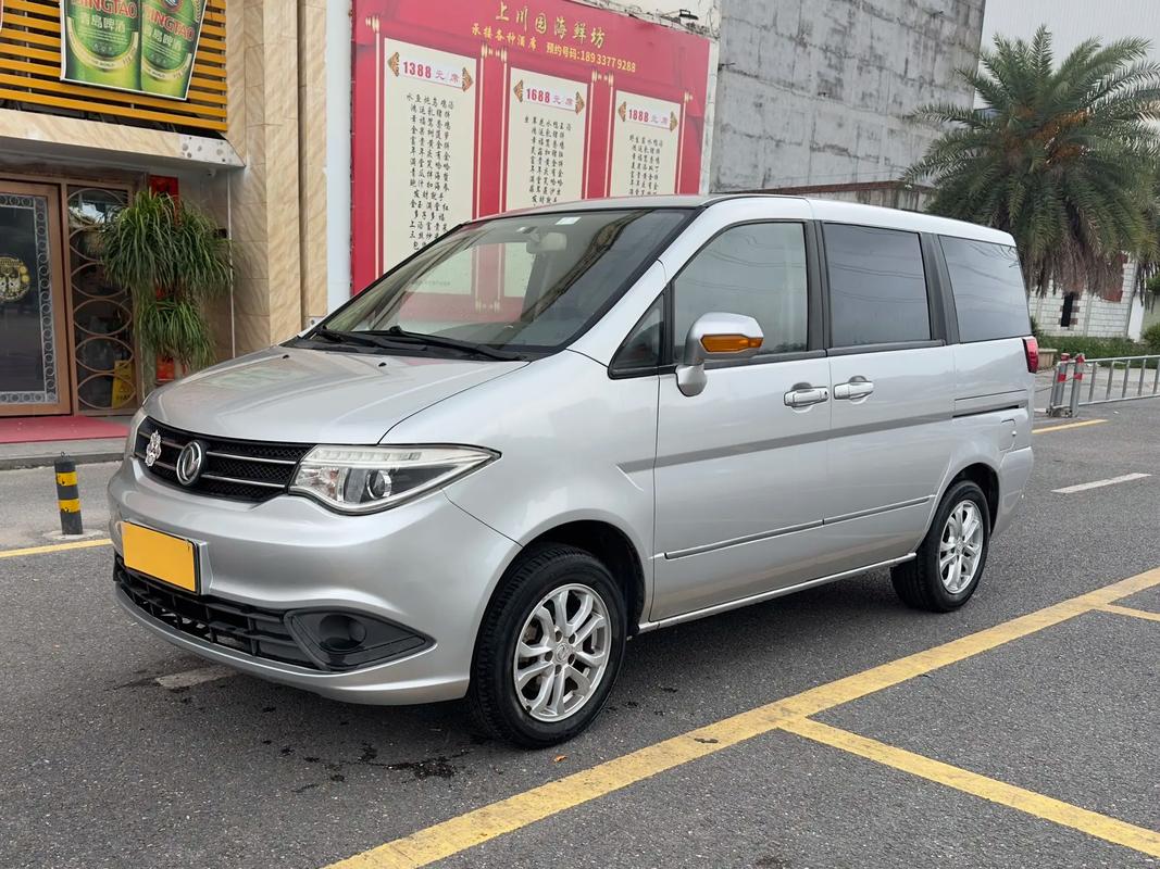 尼桑七座商务车型图片(尼桑商务七座汽车价格)