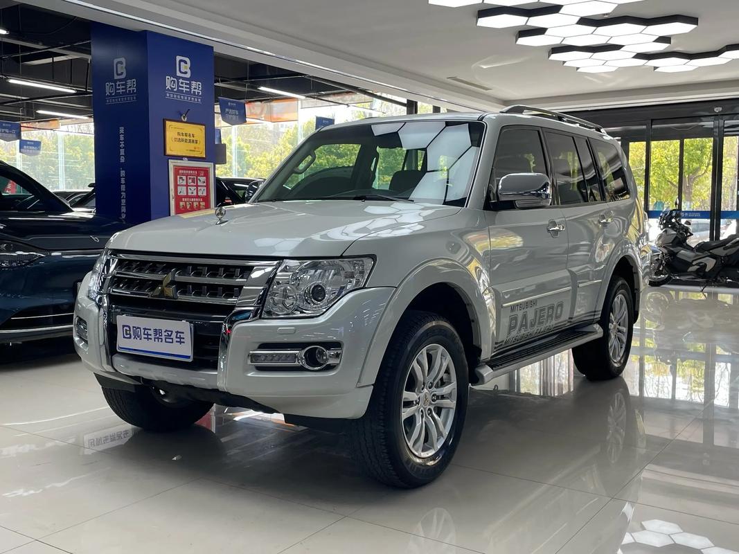 三菱轿车图片大全及价格(三菱汽车suⅴ价格)