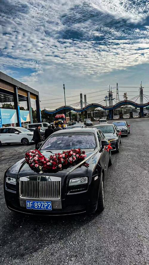 婚车车队一般多少钱(婚车车队都是啥车)